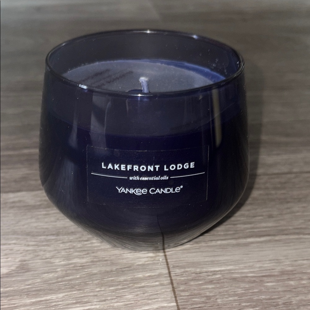 Yankee Candle Lakefront Lodge Candle
